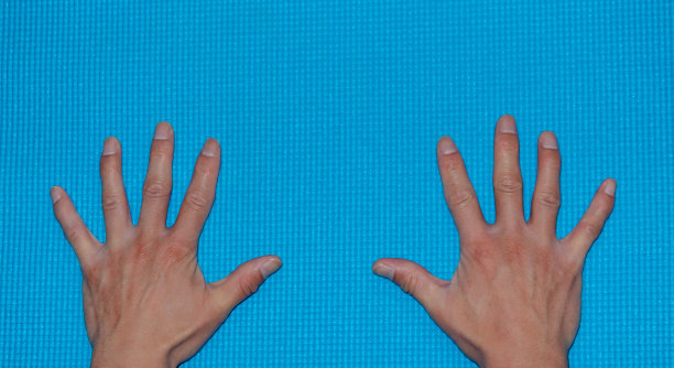 正上方的男子的手在一个瑜伽姿势图片下载