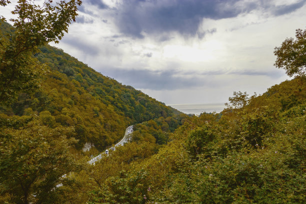 从高地高速公路的高处俯瞰。图片下载