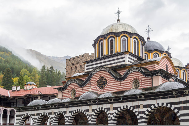 保加利亚雾山前的瑞拉修道院图片下载