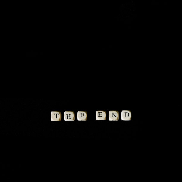 在黑色背景上方块的末端。悲剧、结局、悲观和宿命。副本的空间。图片下载