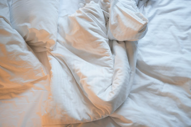 清晨的床凌乱不堪，醒来的床凌乱不堪图片下载