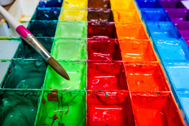 特写油漆托盘与油漆刷在木材背景图片下载