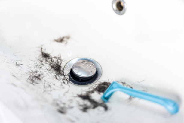 在脸盆里弄脏东西图片下载