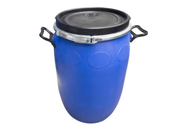 塑料桶容器隔离在白色背景。塑料储存桶。蓝色的大桶孤立在白色上。图片下载