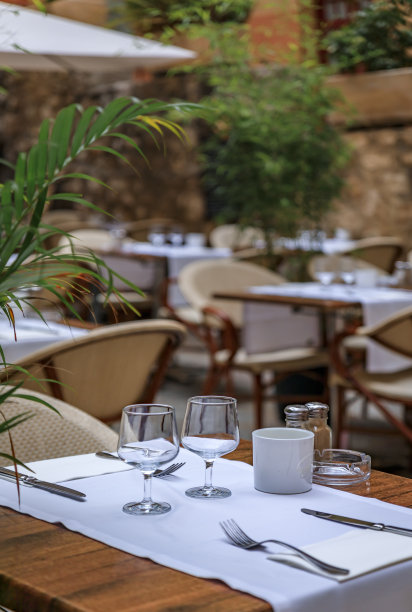 法国南部滨海维尔弗朗茨老城的户外餐厅餐桌图片下载