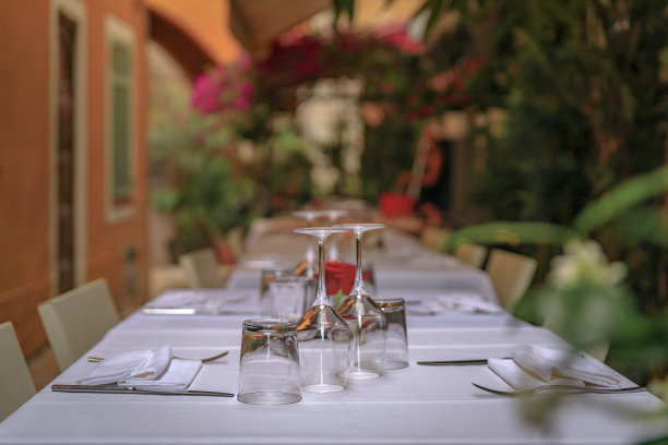 法国南部滨海维尔弗朗茨老城的户外餐厅餐桌图片下载