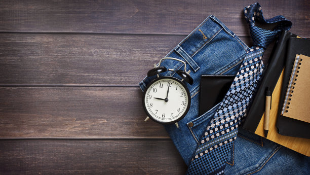 男人的设置在木制背景和复制空间。图片下载