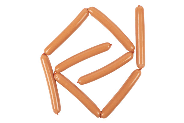 香肠在真空塑料包装隔离在白色背景。新鲜香肠真空透明包装。一包香肠在真空中被隔离。图片下载