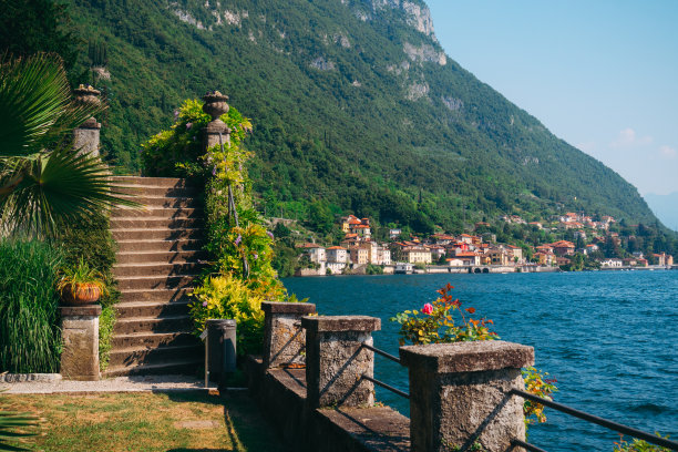 壮丽的科莫湖全景，欧洲阿尔卑斯山和意大利贝拉吉奥镇。图片下载