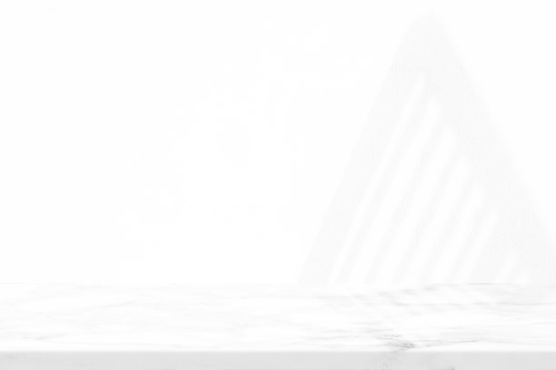 大理石桌子与白色灰泥墙纹理背景与光束和栅栏阴影，适合产品展示背景，展示，和模拟。图片下载