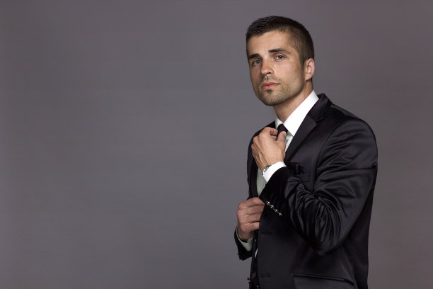 体面的男人在一套严格的黑色套装中与世隔绝，套装广告，奢华。图片下载