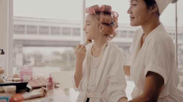 母女俩开心地化妆图片下载