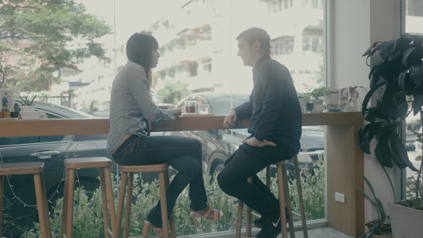 公司员工正在享受他们的休息时间。图片下载