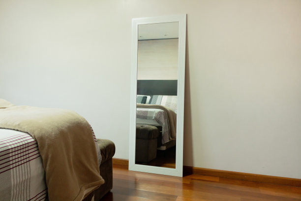 带镜子的卧室装饰图片下载