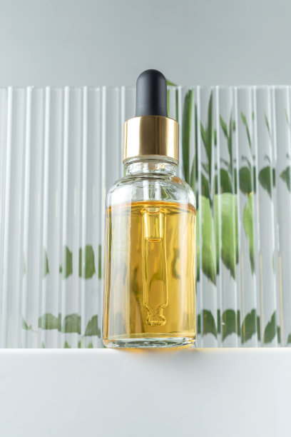 玻璃化妆品瓶与移液管在白色平台上，产品包装，抗衰老血清肽，化妆品模型，水疗概念。图片下载