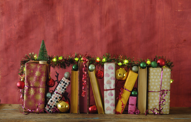 书籍作为圣诞礼物，圣诞礼物，阅读，文学，教育，圣诞节，节日的概念与圣诞树和装饰图片下载