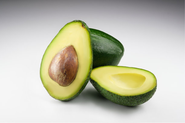 白色背景上两个牛油果的静物照片图片下载