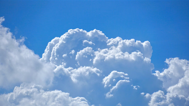 多云的天空背景包含蓝色的天空和云。图片下载