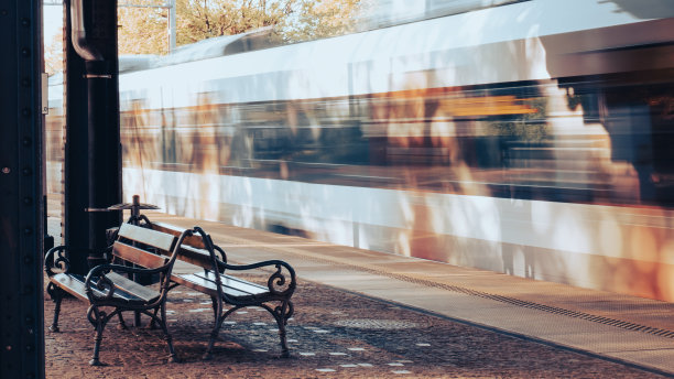火车站的空长凳。前进的道路铁路为火车。供机车使用的空铁轨。交通系统周围自然背景。旅行图片下载