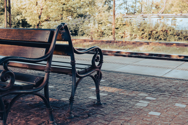 火车站的空长凳。前进的道路铁路为火车。供机车使用的空铁轨。交通系统周围自然背景。旅行图片下载
