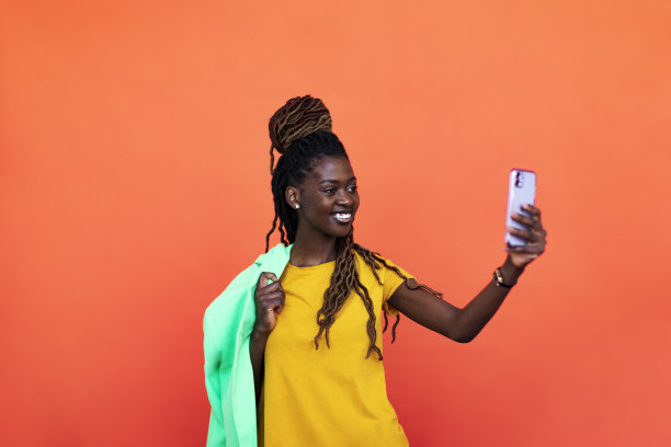 年轻的黑人妇女在用电话图片下载