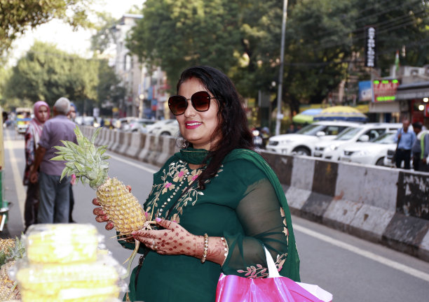 农家生鲜市场女摊贩图片下载