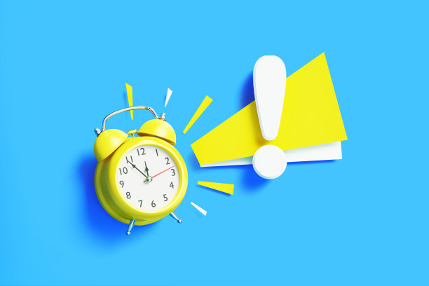 感叹号坐在蓝色背景的黄色闹钟旁边图片下载