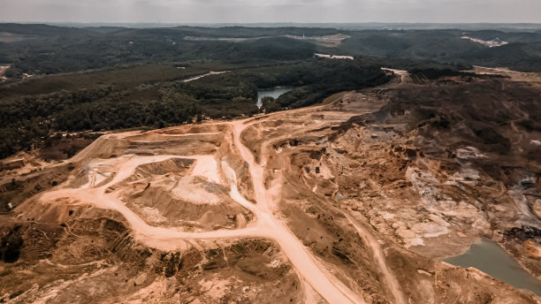 采石场鸟瞰图。无人机在土耳其萨里耶尔的基西尔卡亚采石场拍摄的照片图片下载