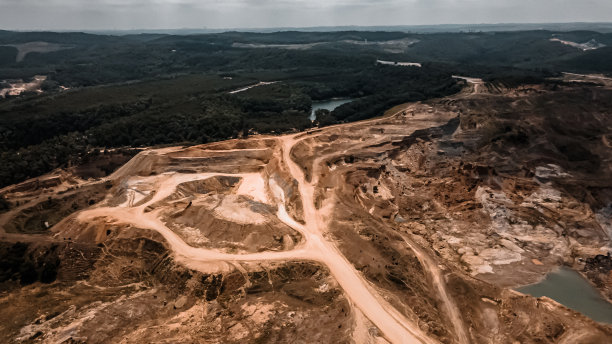 采石场鸟瞰图。无人机在土耳其萨里耶尔的基西尔卡亚采石场拍摄的照片图片下载