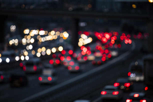 大城市多车道高速公路在黑暗中的离焦交通图片下载