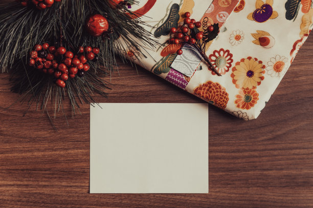 圣诞贺卡礼品包和冬青浆果图片下载