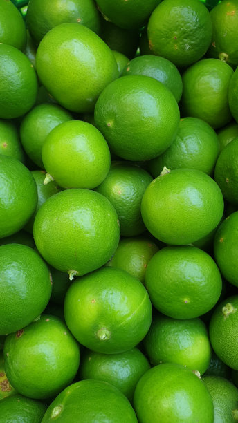 蔬菜和水果市场篮子里的有机石灰。图片下载