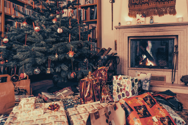 圣诞树下五颜六色的礼物图片下载