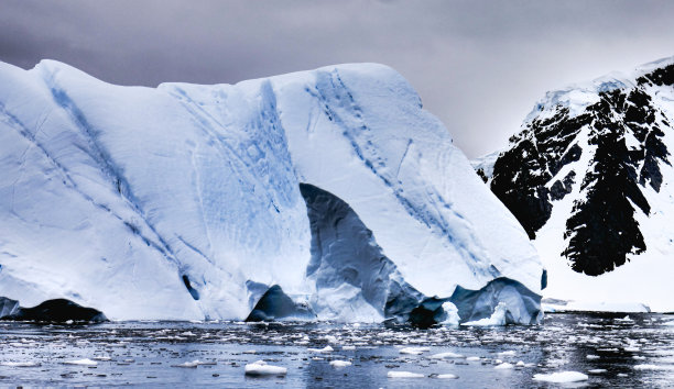 漂浮在南极洲的冰山图片下载