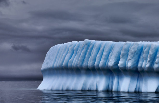 漂浮在南极洲的冰山图片下载