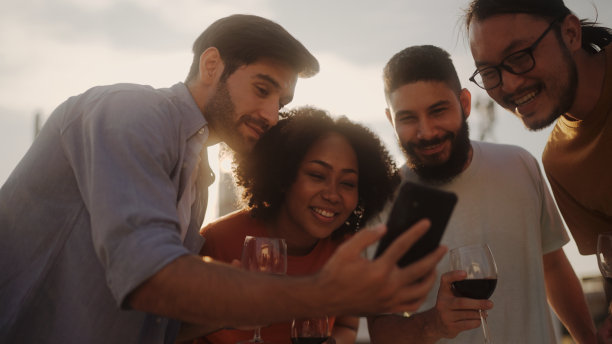 朋友们组织了一个私人聚会。图片下载