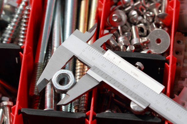 卡尺，工作台上的螺栓和螺母图片下载