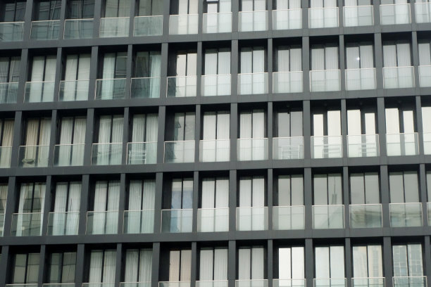 现代城市公寓建筑的傍晚外观。图片下载