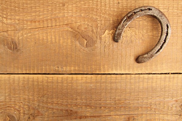 板子上的马蹄铁图片下载