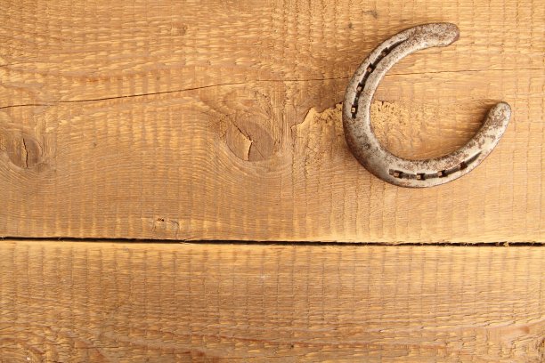 板子上的马蹄铁图片下载