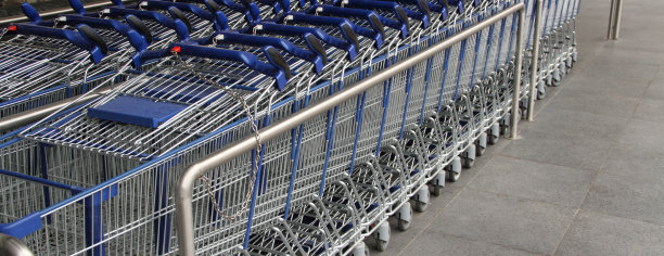 超市前面有许多购物车图片下载