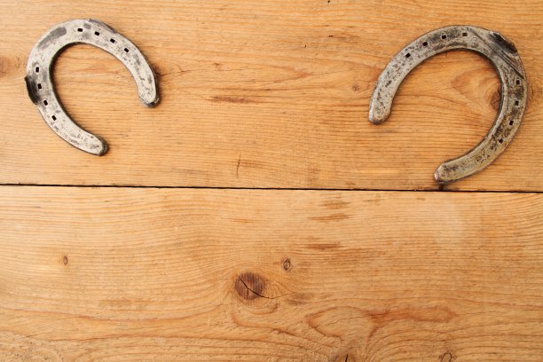 板子上的马蹄铁图片下载