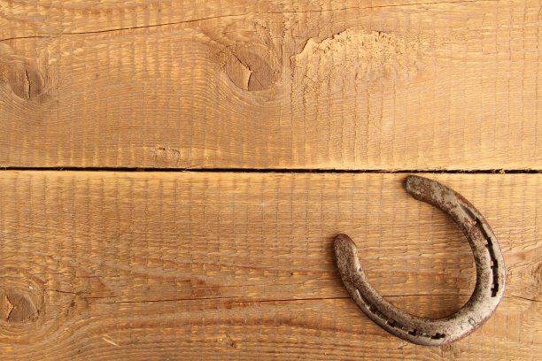 板子上的马蹄铁图片下载