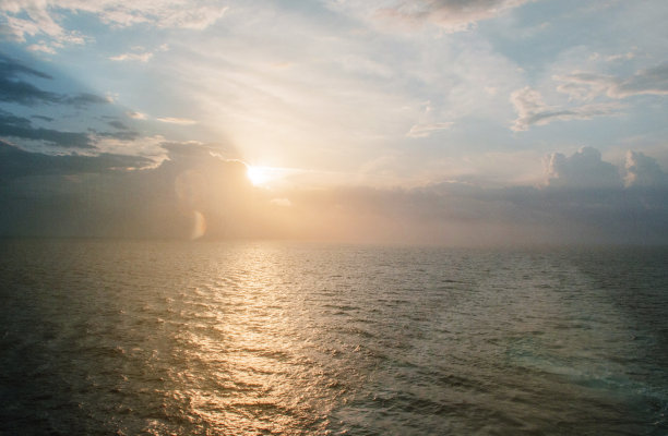 从游轮甲板上欣赏日出和地中海的美丽景色图片下载