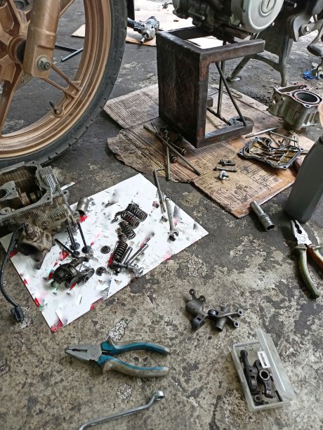 杂乱的摩托车机械设备图片下载