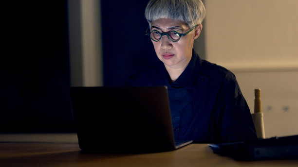 在公司加班的女性图片下载