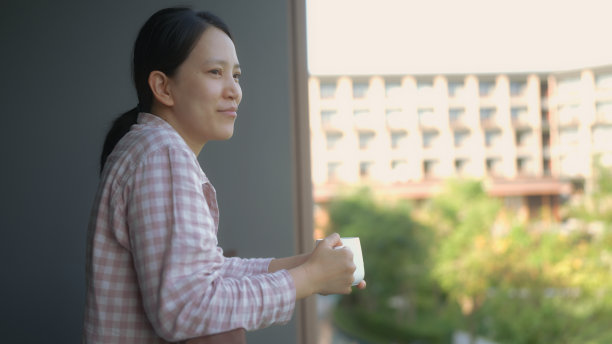 女人很容易对自己感到满意。图片下载