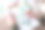 女人在木桌上画着素描本里的绿色树枝，特写图片下载