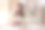 年轻女子在室内木桌旁用铅笔在速写本上画画图片下载