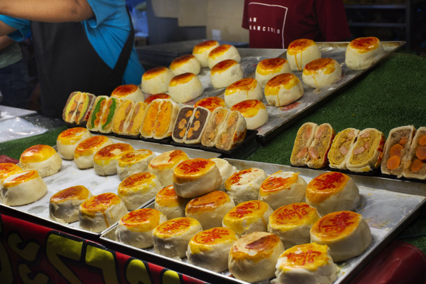 泰国厨师和商人烹饪当地甜点或甜食中国糕点月饼出售游客夜市在Loy Krathong和蜡烛节在泰国素可泰图片下载